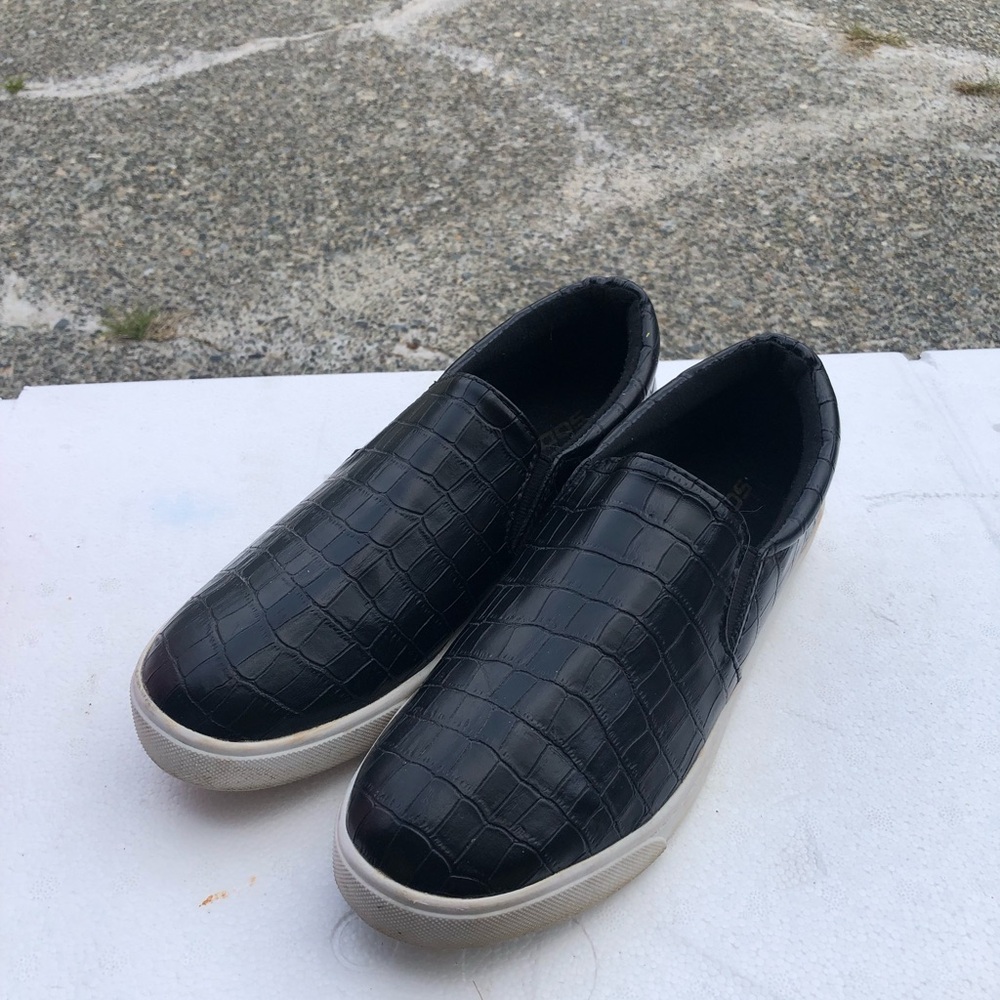 Soda Women’s Black Crocodile Pattern Slip-On Sneakers Size 8.5